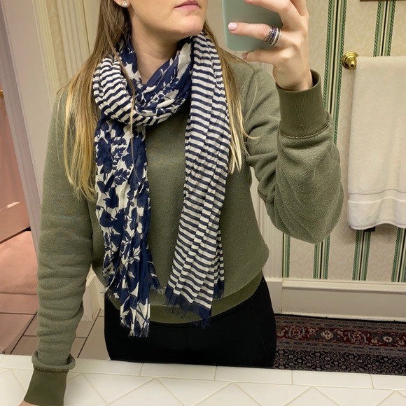 Navy & White Scarf 🧣 - Picture 3 of 8